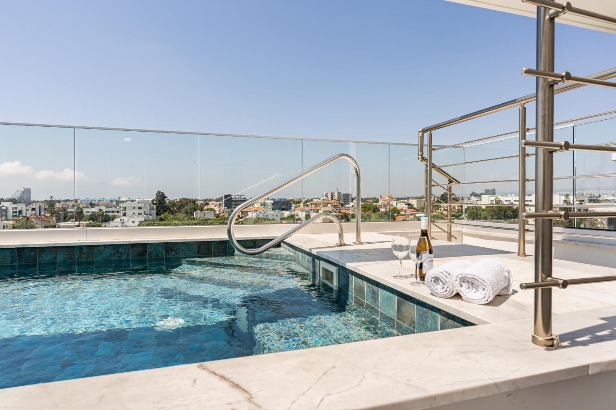 Yamas Urban Living Zakaki Pool Penthouses & Apartments Limasol Buitenkant foto