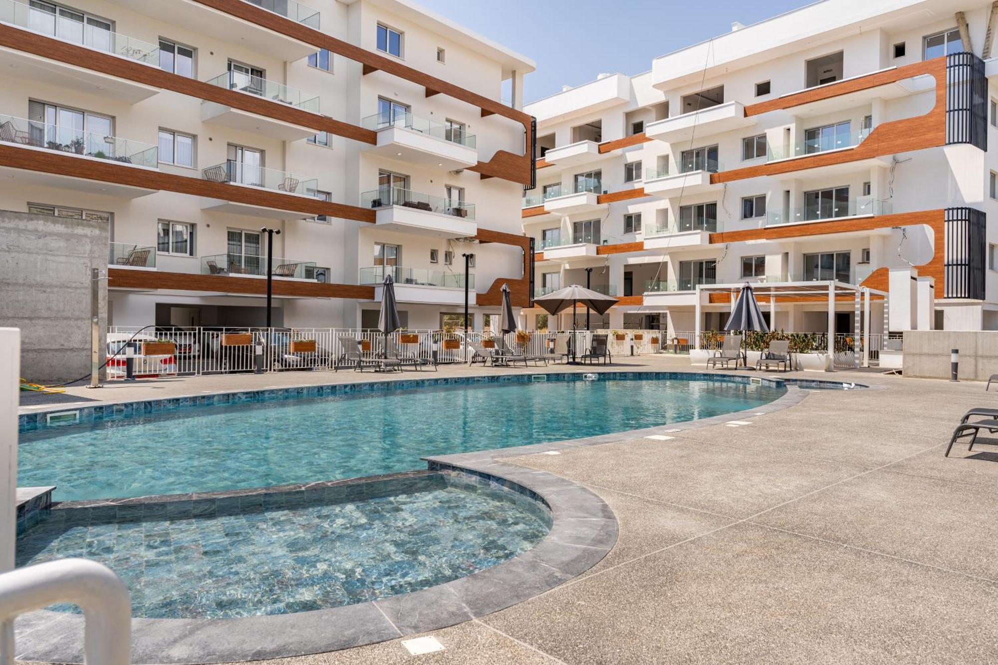 Yamas Urban Living Zakaki Pool Penthouses & Apartments Limasol Buitenkant foto