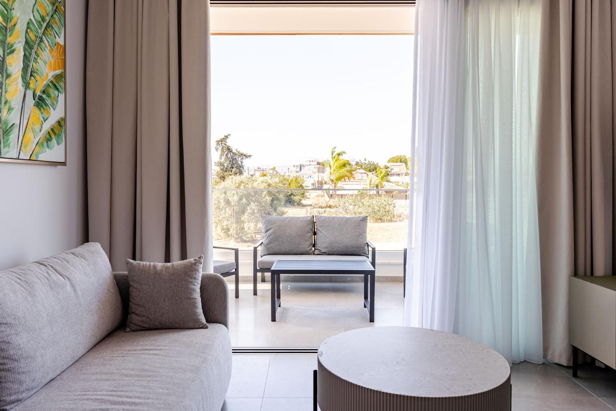 Yamas Urban Living Zakaki Pool Penthouses & Apartments Limasol Buitenkant foto
