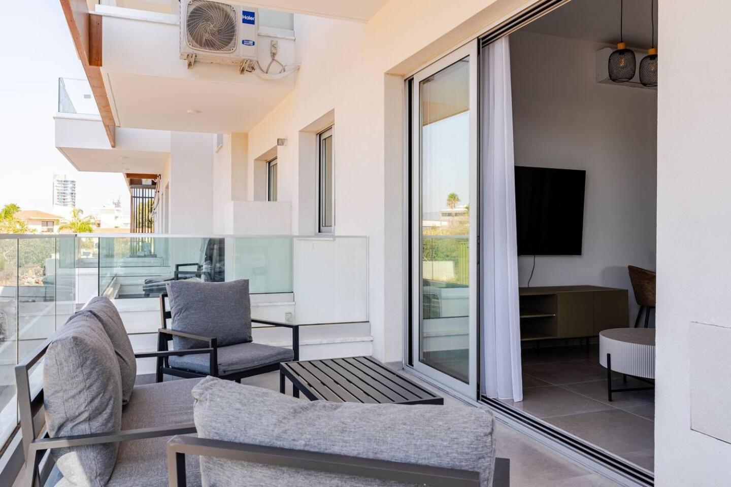 Yamas Urban Living Zakaki Pool Penthouses & Apartments Limasol Buitenkant foto